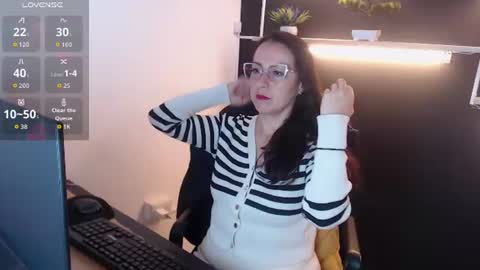 Snapshot of lauryn_jones chatting on July 7, 5:50 pm Laury online show from July 7, 5:50 pm