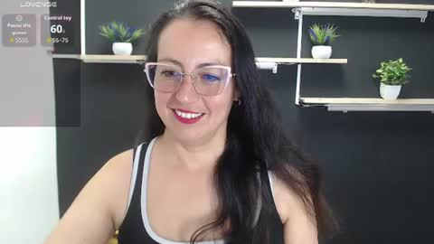 Snapshot of lauryn_jones chatting on July 28, 6:20 pm Laury online show from July 28, 6:20 pm
