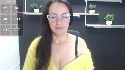 Snapshot of lauryn_jones chatting on August 3, 8:23 pm Laury online show from August 3, 8:23 pm