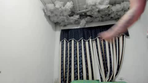Snapshot of lauu_g chatting on April 12, 11:37 am Lauu G online show from April 12, 11:37 am