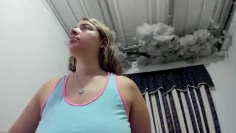 Snapshot of lauu_g chatting on May 5, 10:01 am Lauu G online show from May 5, 10:01 am