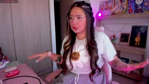 Snapshot of lauu_r chatting on May 6, 10:48 pm online show from May 6, 10:48 pm
