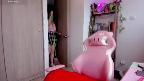 Snapshot of lauu_r chatting on June 9, 5:46 pm online show from June 9, 5:46 pm