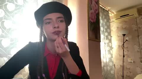 Snapshot of laverawarmack chatting on June 1, 7:32 am My name is Val online show from June 1, 7:32 am