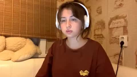 Snapshot of lavinabinney chatting on November 30, 3:27 pm Emily online show from November 30, 3:27 pm