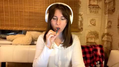 Snapshot of lavinabinney chatting on December 5, 3:20 pm Emily online show from December 5, 3:20 pm