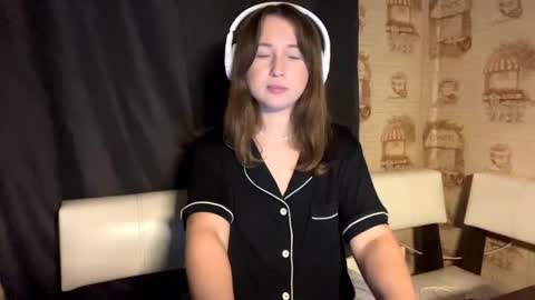 Snapshot of lavinabinney chatting on December 13, 7:53 pm Emily online show from December 13, 7:53 pm