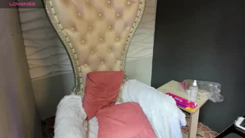 Layla online show from March 5, 7:10 pm