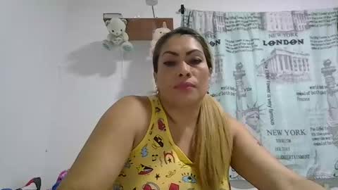 Snapshot of layla_astrum chatting on November 16, 10:04 pm layla_astrum online show from November 16, 10:04 pm