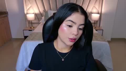 Snapshot of layla_breezee_ chatting on July 18, 10:41 am Layla Breezee online show from July 18, 10:41 am