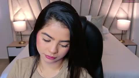 Snapshot of layla_breezee_ chatting on July 19, 10:41 am Layla Breezee online show from July 19, 10:41 am