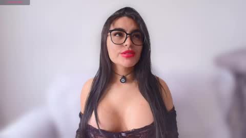 Snapshot of layla_nicols chatting on May 6, 4:23 pm Layla online show from May 6, 4:23 pm