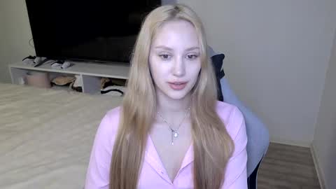 Snapshot of laylapretty001 chatting on April 4, 8:01 am LaylaPretty001 online show from April 4, 8:01 am