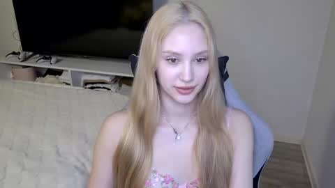 Snapshot of laylapretty001 chatting on April 6, 4:46 am LaylaPretty001 online show from April 6, 4:46 am
