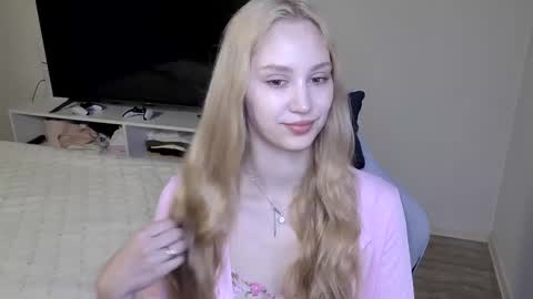 Snapshot of laylapretty001 chatting on April 28, 4:28 am LaylaPretty001 online show from April 28, 4:28 am