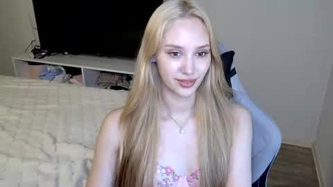 Snapshot of laylapretty001 chatting on July 1, 4:25 am LaylaPretty001 online show from July 1, 4:25 am