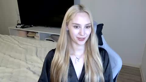 Snapshot of laylapretty001 chatting on July 7, 7:23 am LaylaPretty001 online show from July 7, 7:23 am