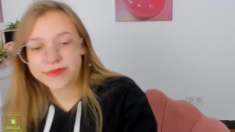 Snapshot of layriantavee chatting on October 11, 7:51 am layriantavee online show from October 11, 7:51 am