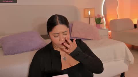 Snapshot of leah_bensoon chatting on October 25, 3:40 pm Leah online show from October 25, 3:40 pm