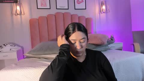 Snapshot of leah_bensoon chatting on November 1, 4:42 pm Leah online show from November 1, 4:42 pm