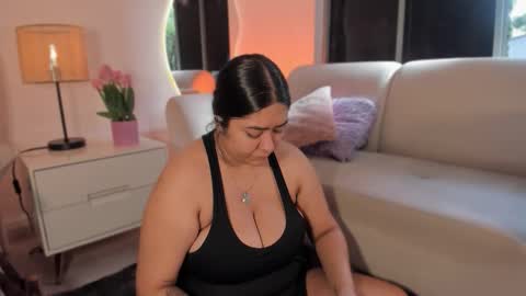 Snapshot of leah_bensoon chatting on November 3, 1:45 pm Leah online show from November 3, 1:45 pm