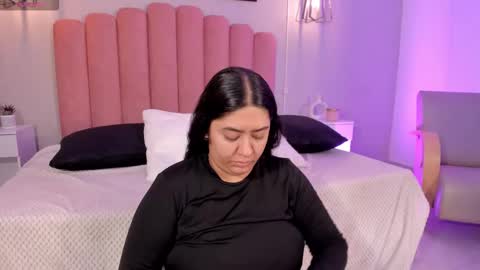 Snapshot of leah_bensoon chatting on November 17, 1:28 pm Leah online show from November 17, 1:28 pm