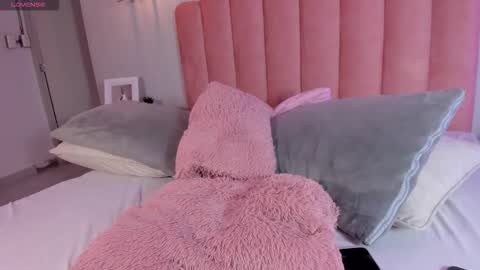 Snapshot of leah_bensoon chatting on November 23, 4:18 pm Leah online show from November 23, 4:18 pm