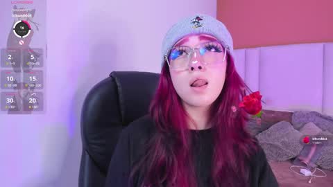 Snapshot of leah_cherry chatting on April 28, 9:42 pm Leah online show from April 28, 9:42 pm