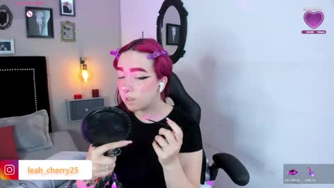 Snapshot of leah_cherry chatting on May 8, 11:43 pm Leah online show from May 8, 11:43 pm