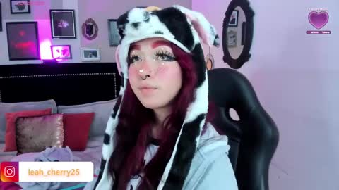 Snapshot of leah_cherry chatting on May 25, 8:59 pm Leah online show from May 25, 8:59 pm