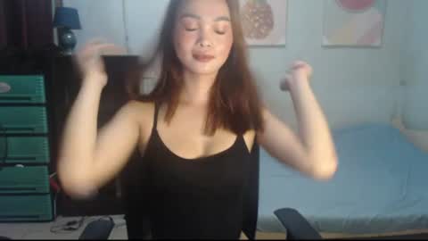 Snapshot of leah_fucker chatting on June 17, 10:43 pm leah_fucker online show from June 17, 10:43 pm