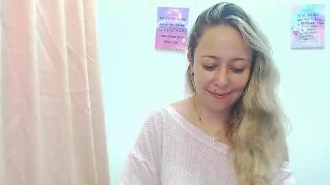 Snapshot of leah_susman chatting on December 3, 1:41 am leah_susman online show from December 3, 1:41 am