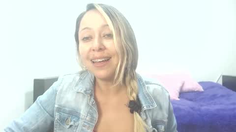 Snapshot of leah_susman chatting on December 4, 2:21 am leah_susman online show from December 4, 2:21 am