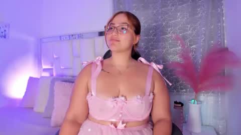 Snapshot of leahbarker chatting on May 27, 2:08 am Leah online show from May 27, 2:08 am