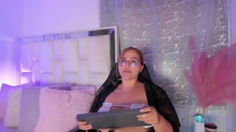 Snapshot of leahbarker chatting on July 1, 3:41 am Leah online show from July 1, 3:41 am