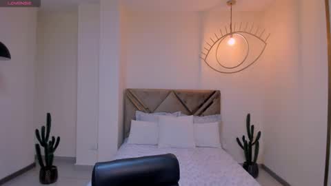 leahnovac online show from December 19, 2:02 pm