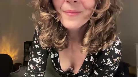 Leah Sparkles online show from April 30, 3:02 am