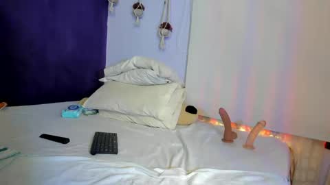 Snapshot of leamonroe__ chatting on May 13, 4:26 pm Hey Im Lea online show from May 13, 4:26 pm