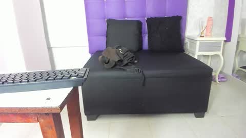 leamoreau__ online show from November 4, 11:31 am