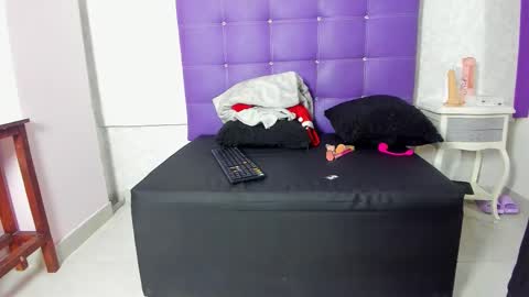 leamoreau__ online show from November 6, 11:44 am