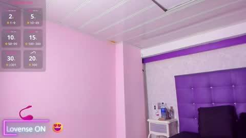 leamoreau__ online show from December 5, 12:14 pm