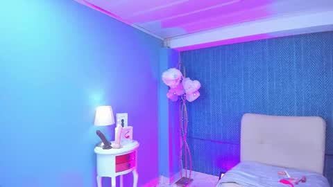 leamoreau__ online show from December 20, 12:12 pm