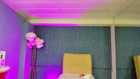 leamoreau__ online show from December 21, 1:07 pm