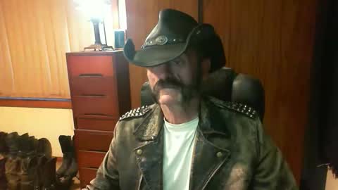 leathergreaser online show from May 24, 8:47 pm