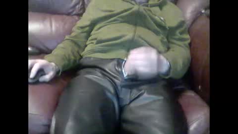 Snapshot of leatherpants68 chatting on October 10, 10:42 pm leatherpants68 online show from October 10, 10:42 pm