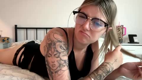 Snapshot of leeannerose chatting on May 26, 11:12 pm leeannerose online show from May 26, 11:12 pm