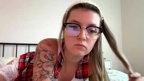 Snapshot of leeannerose chatting on May 27, 11:24 pm leeannerose online show from May 27, 11:24 pm