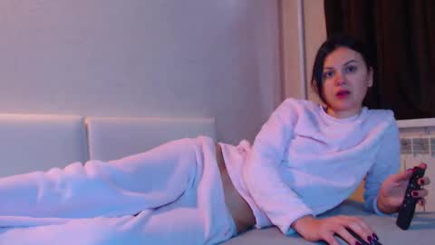 Snapshot of legslover98 chatting on December 2, 10:53 am Magda online show from December 2, 10:53 am