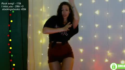 Snapshot of leia_bell chatting on June 5, 7:19 pm hey Im Leia and I love rock online show from June 5, 7:19 pm