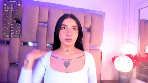 Snapshot of leiawong chatting on December 3, 5:42 am Leia online show from December 3, 5:42 am